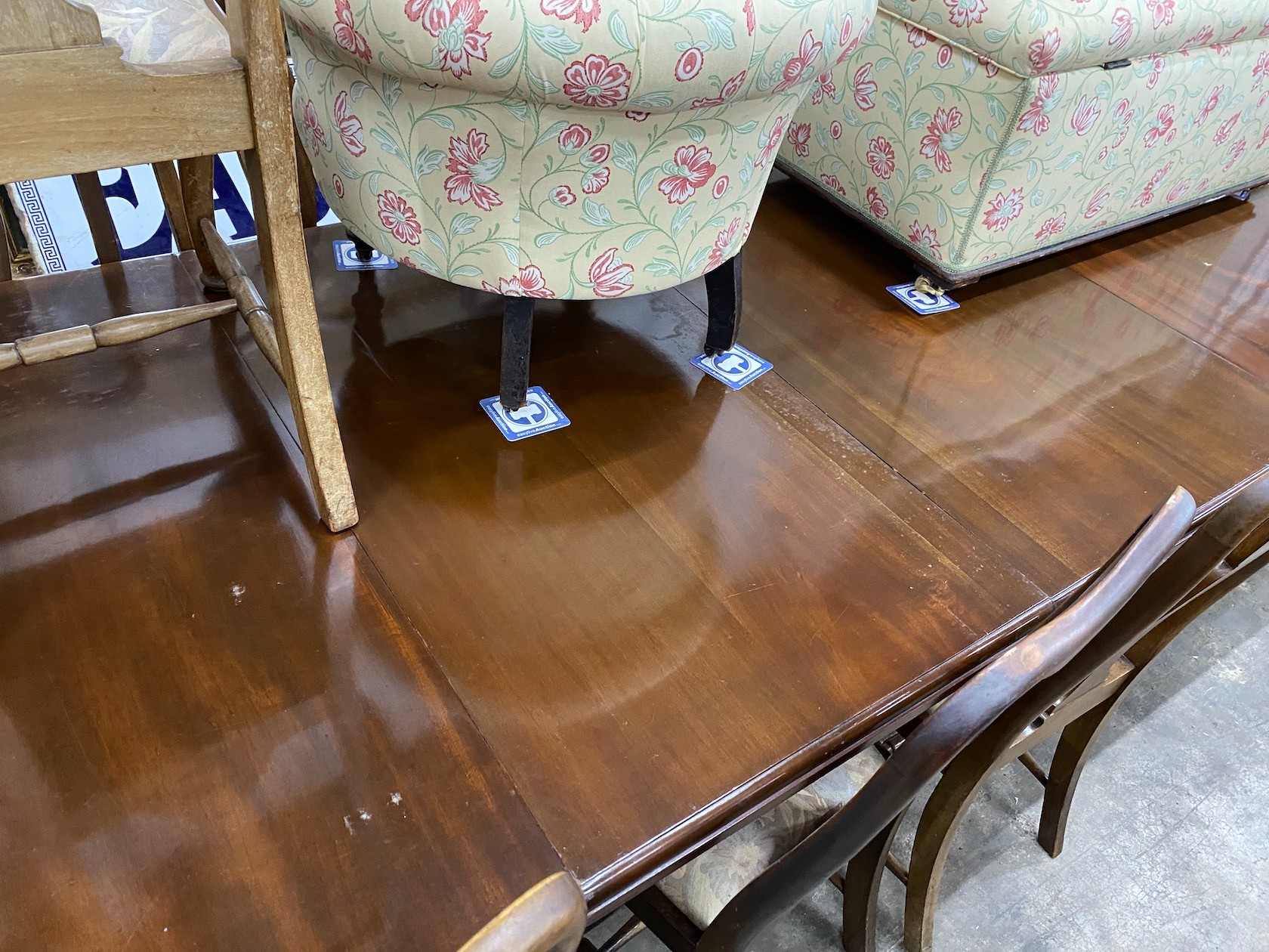 A Victorian mahogany extending dining table on turned legs, length 302cm extended (two spare leaves), depth 120cm, height 73cm